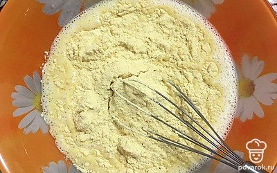 Добавляем муку, перемешиваем.