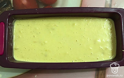 Выливаем тесто в подготовленную форму для выпекания, ставим в разогретую духовку до 180 градусов на 40 минут, готовность проверяем зубочисткой.