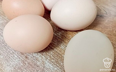 Отделить белок от желтка. Делаем это очень аккуратно, чтобы желток к белку не попал.