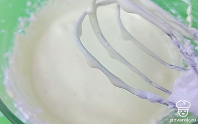 Добавляю щепотку соли и начинаю сбивать белки, а когда весь белок станет воздушным, начинаю добавлять сахар. 1 столовую ложку сахара всыпать в желтки.