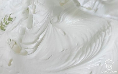 Взбиваю белки до тех пор пока не масса не превратится в воздушную меренгу, отсавляю белки в сторону.