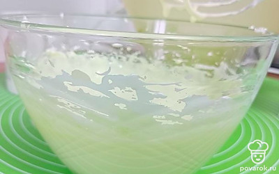 Взбиваю желтки до тех пор пока масса не увеличится в 2 раза.