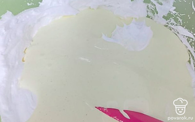 Выливаю желток к белку и силиконовой лопаткой размешиваю все до однородности. 