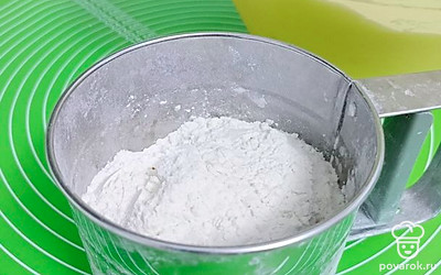 Добавляю просеянную муку и размешиваю лопаточкой.