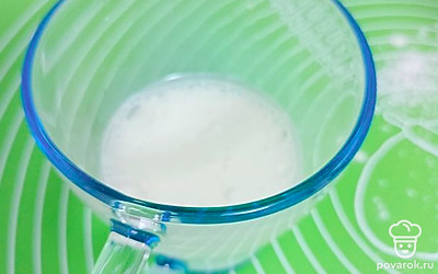 смешиваю молоко с подсолнечным маслом