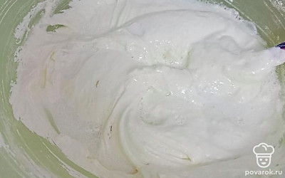 вливаю в тесто и все размешиваю лопаточкой до однородности