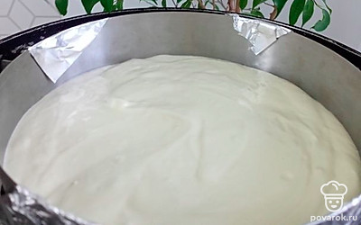 Выпекаю в кольце, застелив дно фольгой, чтобы тесто никуда не вытекло.