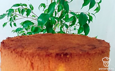 Отправляю в духовку на 30 минут при 170 градусах. Готовность проверяю шпажкой. Рекомендую остывший бисквит на ночь оставить в холодильнике, завернув в пакет, тогда наутро он не будет крошиться и будет влажным. Теперь бисквит полностью готов для украшения торта.