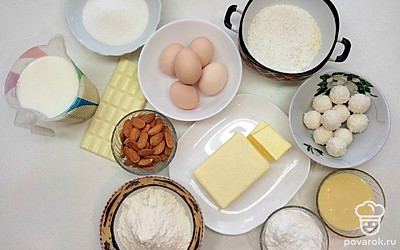 Муку просейте. Миндаль залейте кипятком, затем снимите кожицу и поджарьте. Приготовьте посуду для приготовления теста, крема и пропитки.