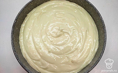 Частями всыпьте в яичную массу муку. Аккуратно перемешайте снизу вверх. В конце подсыпьте крахмал и перемешайте. Вылейте тесто в форму и пеките бисквит при 170 градусах 40 минут. Дайте ему остыть.