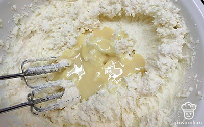 В сотейнике с толстым дном сварите заварной крем из молока, муки, крахмала, сахара и кокосовой стружки. Накройте пленкой, остудите, а затем, добавляя частями, взбейте с мягким сливочным маслом и сгущенкой.