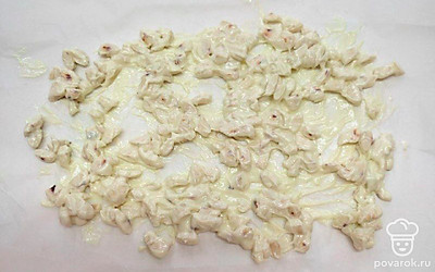 Шоколад растопите. Залейте им миндаль, разложенный на противне с пергаментом. Отнесите в холод, затем слегка измельчите.