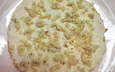 Разрежьте бисквит на три коржа. Пропитайте их сгущенкой с водой. Каждый корж смажьте кремом и разложите миндаль в шоколаде. Обмажьте весь торт кремом и дайте пропитаться 2 часа.