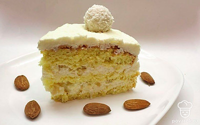 Украсьте торт конфетами «Рафаэлло», миндалем. Положите веточки мяты, яркие ягоды. Приготовьте чай или кофе и подайте к десерту.