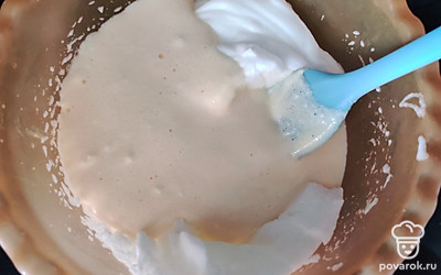 Влейте желтковую массу в збитые белки и аккуратно перемешайте силиконовой лопаткой. Добавьте растительное масло и снова перемешайте.