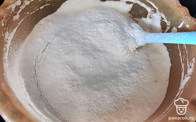 Просейте муку, перемешайте.