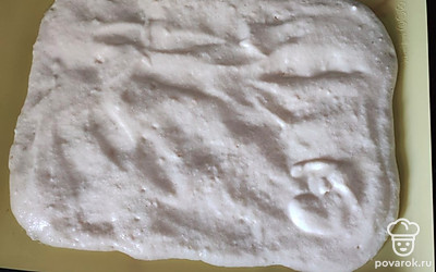 Получившуюся массу вылейте на противень, застеленный пергаментом или силиконовым ковриком, равномерно распределите лопаткой и отправьте в разогретую до 180 градусов духовку примерно на 10 минут.