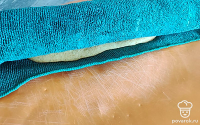 Горячий бисквит накройте полотенцем, заверните в рулет и оставьте до полного остывания.