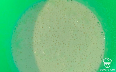 В чашу высыпаем сахар, разбиваем яйца, добавляем соль и соду и хорошо взбиваем миксером.