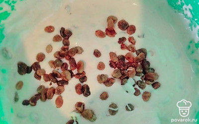 Добавляем муку, еще раз взбиваем и кладем изюм.