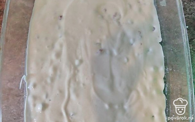 Смазываем противень сливочным маслом и вливаем тесто.