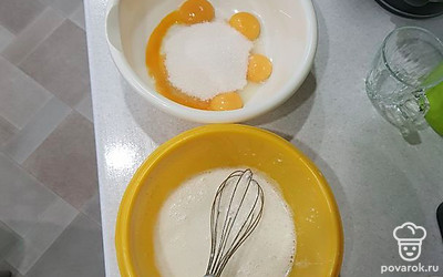 Яйца помыть, желтки отделить от белков.