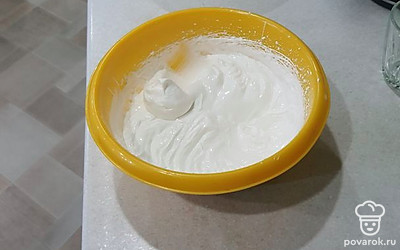 Добавить к белками 200 грамма сахара. Взбить до образования устойчивых пиков. Блендером на это уходит около 10-12 минут.