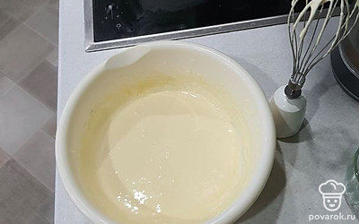 К желтком добавить оставшийся сахар (200 грамм), взбить массу до белого цвета. Через 1-2 минуты взбивания масса станет белой. 