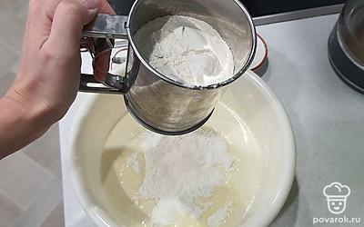 К получившейся массе добавить просеянную муку 200 грамм. На муку высыпать разрыхлитель и ванилин. Тщательно перемешать или взбить блендером.