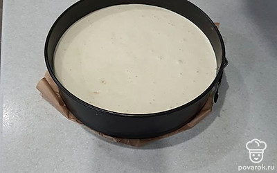 Полученную массу - тесто выложить в форму. У меня диаметром 32 сантиметров. Форма заполняется тестом на 1/3 часть. Тесто сильно поднимается при выпечке.