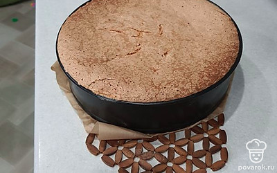 Поставить в разогретую духовку на 180 градусов. Выпекать до готовности не открывая дверцу духовки 40 минут. В разных духовках при одной и той же температуре время выпекания может варьировать от 40 до 60 минут. Поэтому через 40 минут можно тесто проверить зубочисткой на готовность и при необходимости допечь. Бисквит готов.