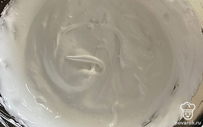 Отделяем белки от желтков в сухую чистую посуду. Взбиваем белки с щепоткой соли сначала на низких оборотах миксера, затем на высоких, постепенно добавляя сахар, до устойчивых пиков.