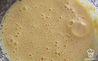 В другой миске немного взбиваем желтки.