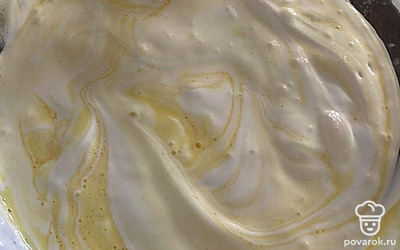 Добавляем белки к желткам, бережно перемешивая лопаткой снизу вверх, чтобы белки не опали.