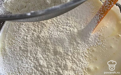 Постепенно вводим просеянную муку и разрыхлитель, аккуратно перемешивая лопаткой до однородности.