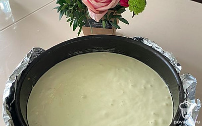 Переливаем в форму диаметром не более 22 сантиметров, выпекаем при 150-160 градусах примерно 30 минут. Дверцу духовки в процессе приготовления не открываем, чтобы бисквит не опал.