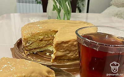 Подать можно, например, с кремом из взбитой сметаны и вареной сгущенки.