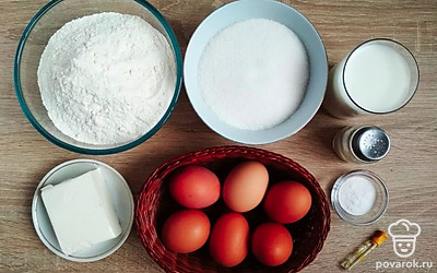 Молоко и сливочное масло соедините в сотейнике и поставьте на плиту. Муку с разрыхлителем перемешайте и просейте через сито.