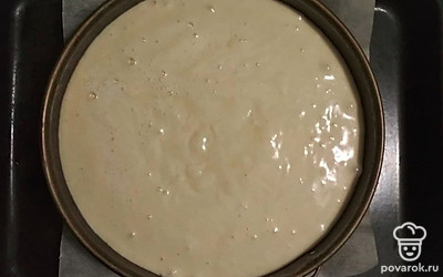 Выпекайте в разогретой до 175-180С духовке в течение 35-40 минут. Первые 20 минут дверцу духовки не открывайте. Готовность проверяйте деревянной палочкой. Готовый бисквит остудите в форме 10-15 минут. Затем выньте из формы и остудите на решетке. Полностью остывший бисквит оберните в пакет или пищевую пленку и поместите в холодильник для стабилизации на 6-8 часов.