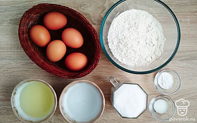 Приготовьте все необходимые продукты. Закипятите воду. Просейте муку с помощью сита.