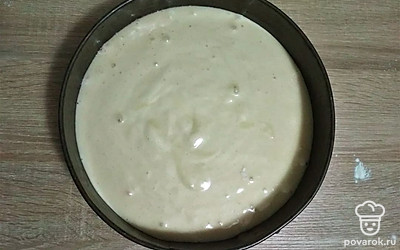 Вылейте тесто в застеленную пергаментом форму. Выпекайте в разогретой до 180 градусов духовке около 30 минут. До появления на кухне ароматного запаха дверцу духовки не открывайте, иначе бисквит может осесть! Готовность проверяйте деревянной палочкой – она должна выходить из центра сухой и чистой. Готовый бисквит остудите на решетке, затем выньте из формы, оберните пищевой пленкой и отправьте в холодильник на ночь.