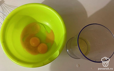 Яйцо разделите на белки и желтки.