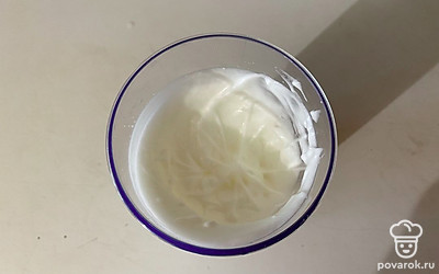 Белки с солью взбивайте в течении пяти минут до плотной пены.