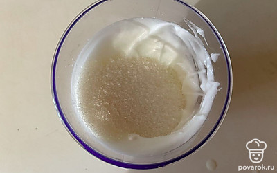 Затем к белкам добавьте оставшиеся две столовые ложки сахара.