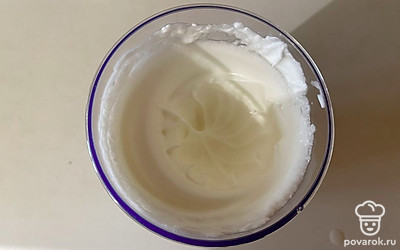 И взбивайте их ещё пять минут во устойчивых пиков.