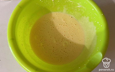 Желтки с сахаром взбейте до белёсого цвета.
