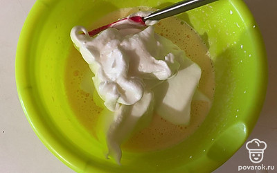 Переложите взбитые белки к желткам.