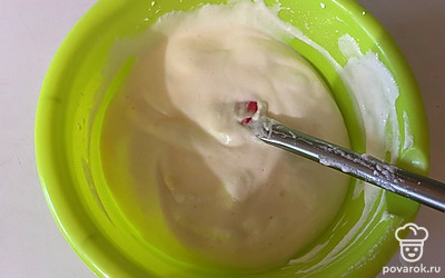 При помощи лопатки аккуратно перемешайте. 