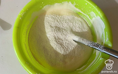 Затем к яичной смеси просейте муку и добавьте разрыхлитель.
