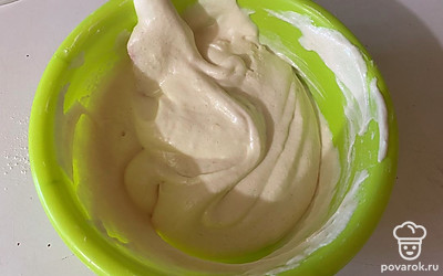 Аккуратной перемешайте тесто при помощи лопатки (важно перемешивать все в одном направлении, например, снизу вверх).